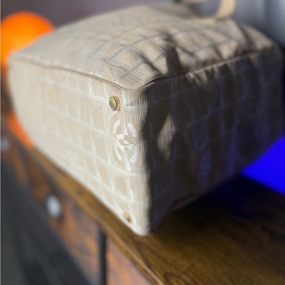 CHANEL Tote - Picture 13 of 15